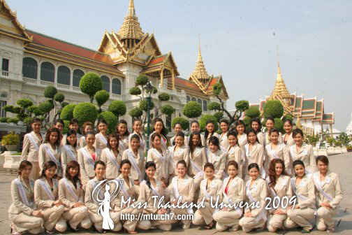 ไหว้พระ-สักการะศาลฯ-นางงามรักเด็ก เปิดฉากภารกิจ มิสไทยแลนด์ยูนิเวิร์ส 52