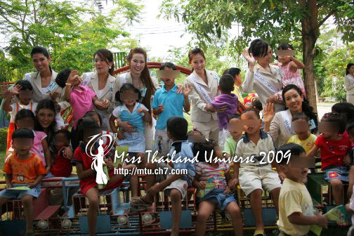 ไหว้พระ-สักการะศาลฯ-นางงามรักเด็ก เปิดฉากภารกิจ มิสไทยแลนด์ยูนิเวิร์ส 52