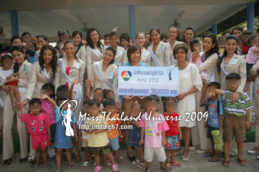 ไหว้พระ-สักการะศาลฯ-นางงามรักเด็ก เปิดฉากภารกิจ มิสไทยแลนด์ยูนิเวิร์ส 52