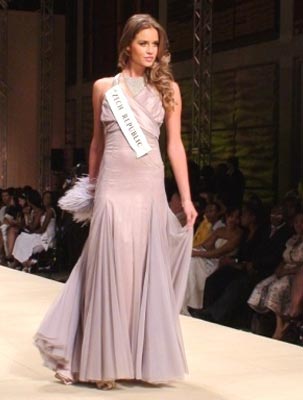 สาวรัสเซียหุ่นดีชนะใจคว้ารางวัลชนะเลิศรอบ Miss World Top Model