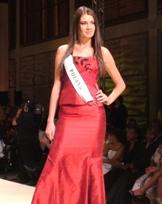 สาวรัสเซียหุ่นดีชนะใจคว้ารางวัลชนะเลิศรอบ Miss World Top Model