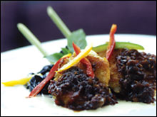 ปลาเก๋าซอสพริกราดหน้าพาสต้าหมึกดำ