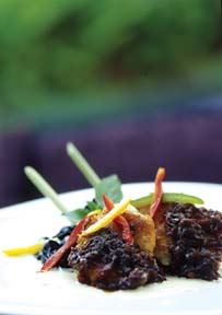 ปลาเก๋าซอสพริกราดหน้าพาสต้าหมึกดำ