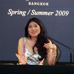 องค์สิริวัณณวรี ทรงเปิดตัวแฟชั่นแสดงที่ปารีส