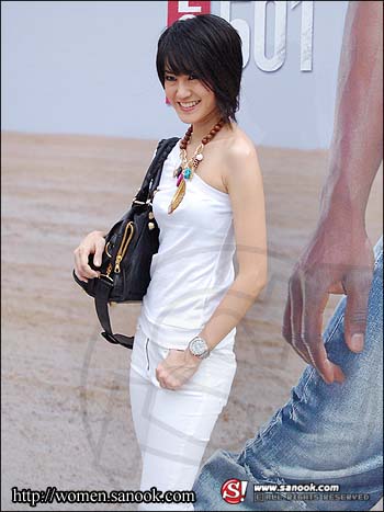 อั้ม แท็กทีมเพื่อนดารา ฉีกกฎ... ปลดกระดุม (กางเกง)