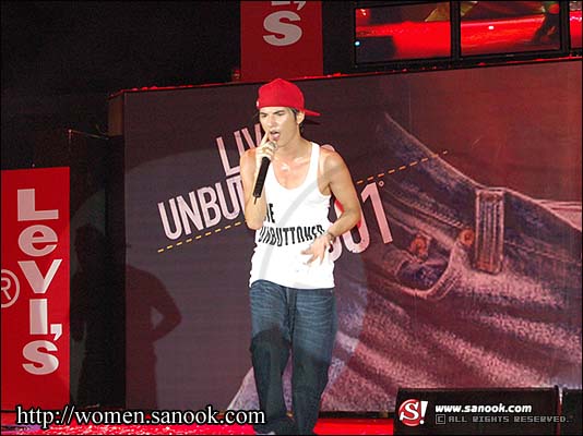 อั้ม แท็กทีมเพื่อนดารา ฉีกกฎ... ปลดกระดุม (กางเกง)