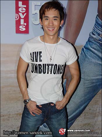 อั้ม แท็กทีมเพื่อนดารา ฉีกกฎ... ปลดกระดุม (กางเกง)