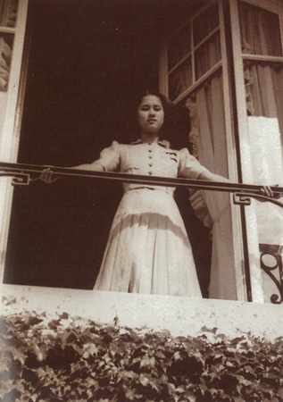 รวมพระฉายาลักษณ์ : สมเด็จพระเจ้าพี่นางเธอฯ / ห้องภาพที่ 2 :  เจริญพระชันษาสง่างาม