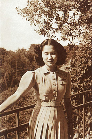 รวมพระฉายาลักษณ์ : สมเด็จพระเจ้าพี่นางเธอฯ / ห้องภาพที่ 2 :  เจริญพระชันษาสง่างาม