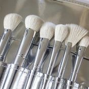 'The Silver Series Brush Collection' จากแบรนด์ Kylie Cosmetics