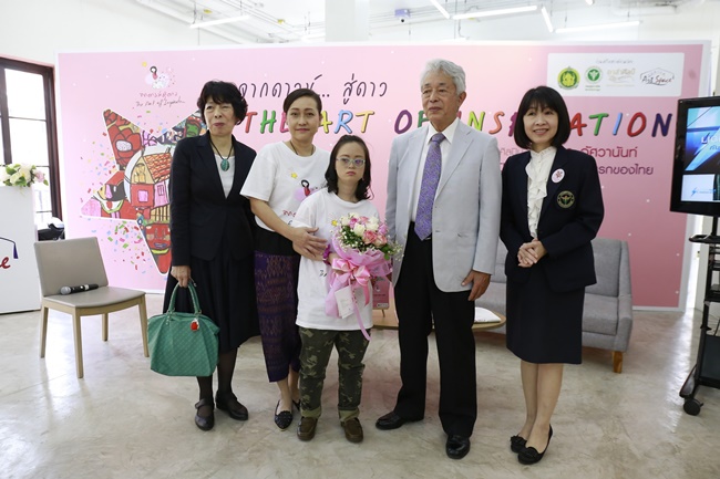 เหมียวและคุณแม่ถ่ายภาพร่วมกับผู้ทรงคุณวุฒิที่มาร่วมเสวนาในพิธีเปิดนิทรรศการศิลปะจากดาวน์สู่ดาว