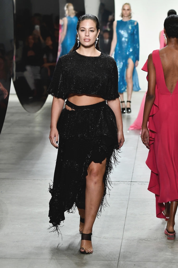 แอชลีย์ เกรแฮม เดินแบบที่ New York Fashion Week 2017