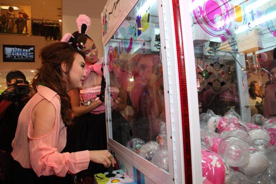 แขกร่วมเล่นเกมส์ Claw Machine