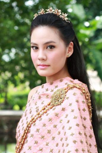 ดาราชุดไทย