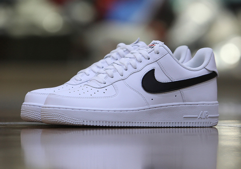 Nike Air Force 1 เปลี่ยนสีโลโก้ได้