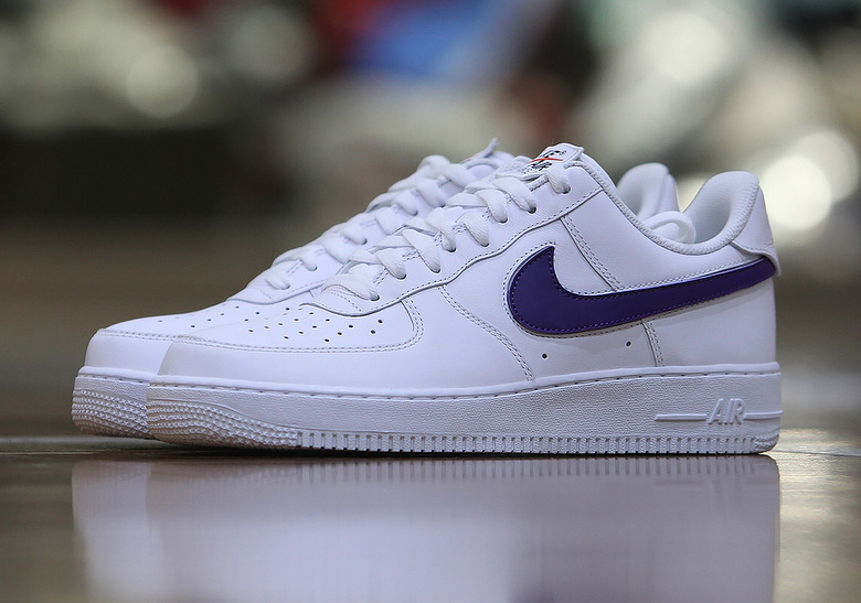 Nike Air Force 1 เปลี่ยนสีโลโก้ได้