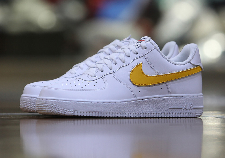 Nike Air Force 1 เปลี่ยนสีโลโก้ได้