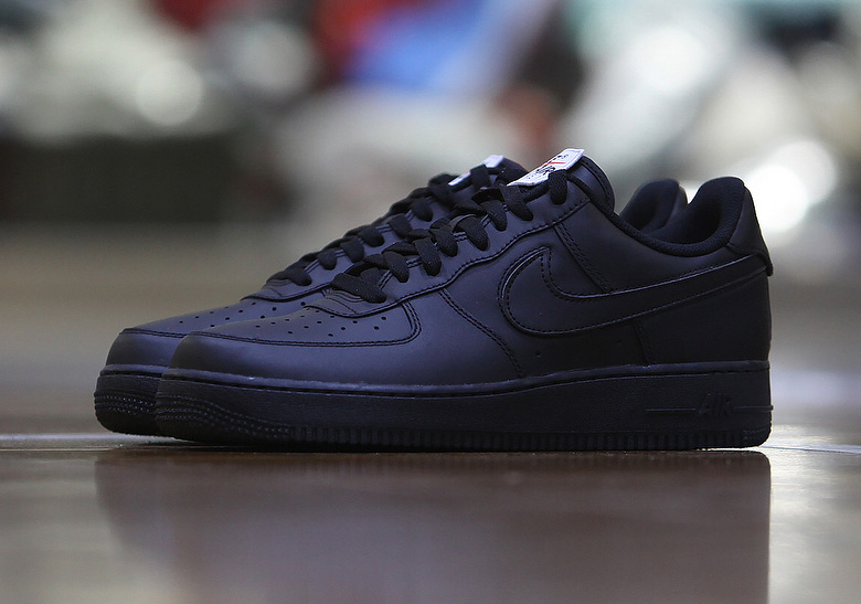 Nike Air Force 1 เปลี่ยนสีโลโก้ได้