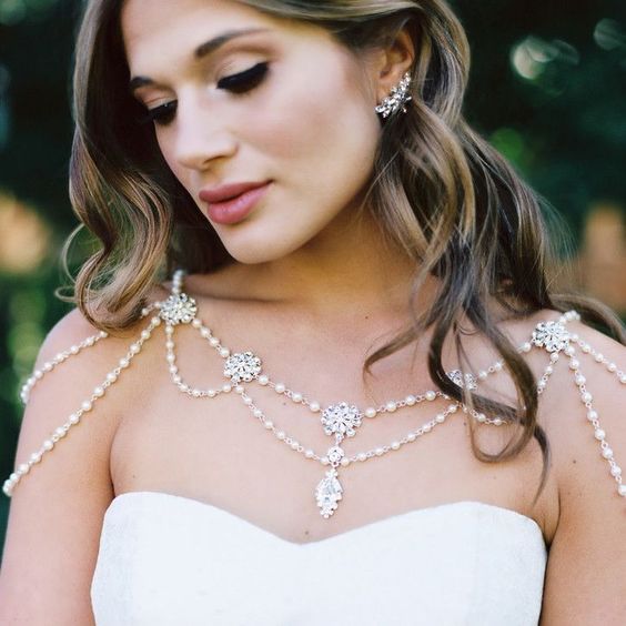 สร้อยคอประดับไหล่ 