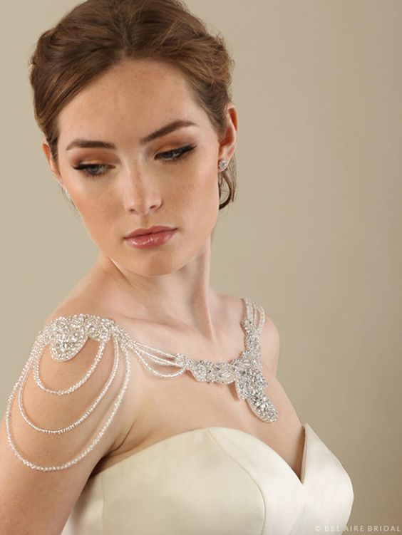 สร้อยคอประดับไหล่ 