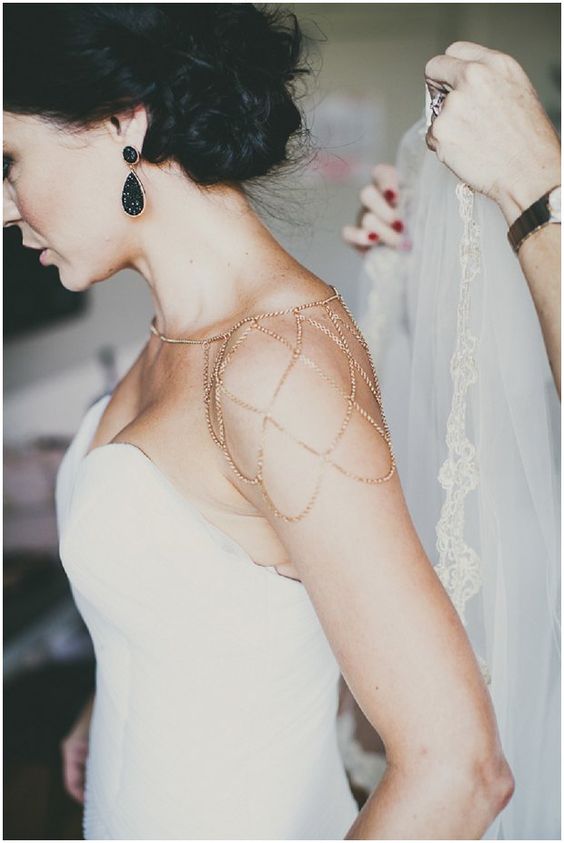 สร้อยคอประดับไหล่ 