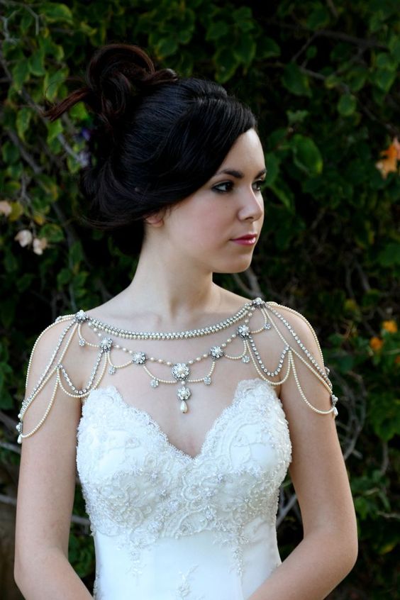 สร้อยคอประดับไหล่ 