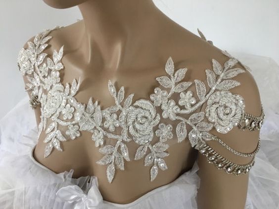 สร้อยคอประดับไหล่ 