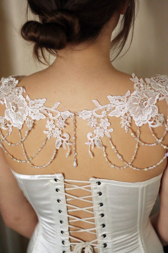 สร้อยคอประดับไหล่ 