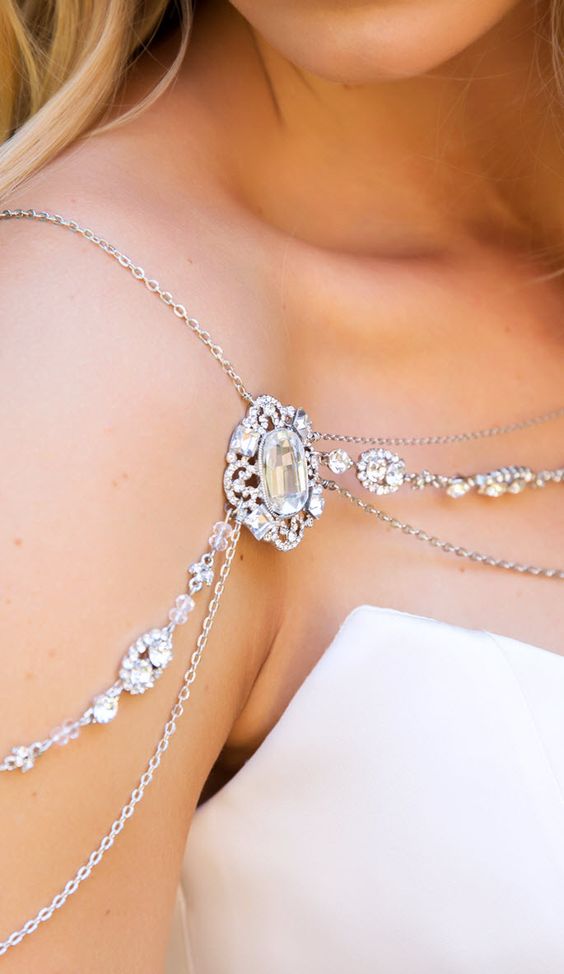 สร้อยคอประดับไหล่ 