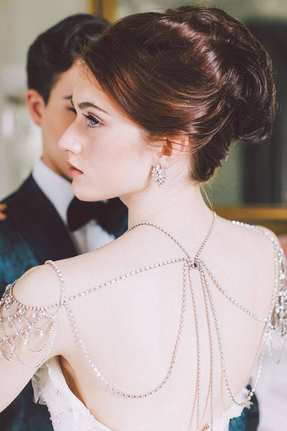 สร้อยคอประดับไหล่ 