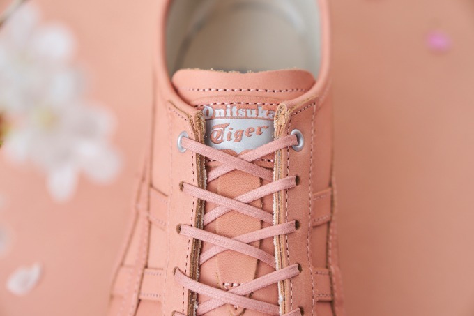 Onitsuka Tiger สีกลีบดอกซากุระ