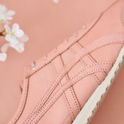 Onitsuka Tiger สีกลีบดอกซากุระ