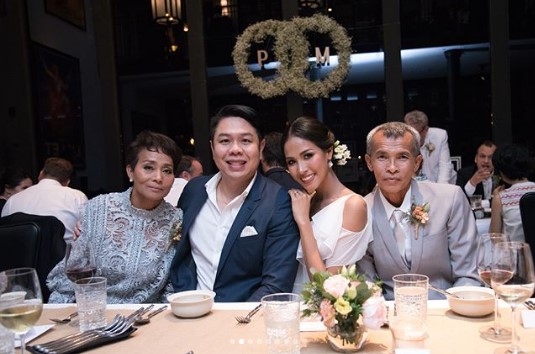 เมญ่า แต่งงาน