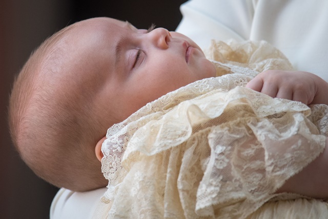 วันพิธีศีลจุ่มของ "เจ้าชายลูอีส์" พระโอรสองค์ที่ 2 ในดยุคและดัชเชสแห่งเคมบริดจ์