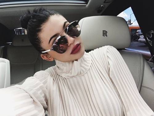 ท่าเซลฟี่บนรถ