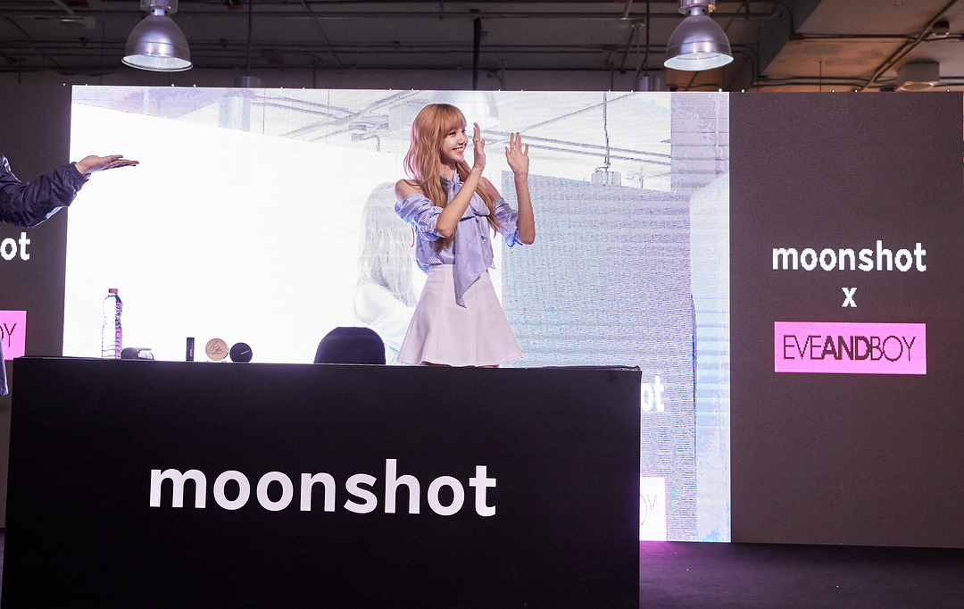 ลิซ่า BLACKPINK ที่งาน 'Moonshot x Lisa the 1st Fan Sign in Bangkok' 