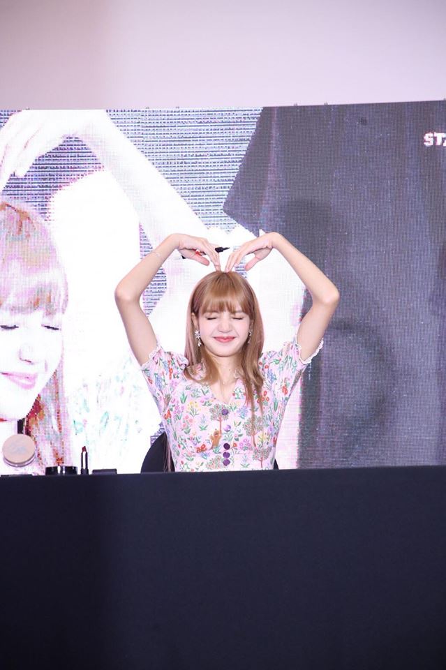 ลิซ่า BLACKPINK ที่งาน 'Moonshot x Lisa the 1st Fan Sign in Bangkok' 