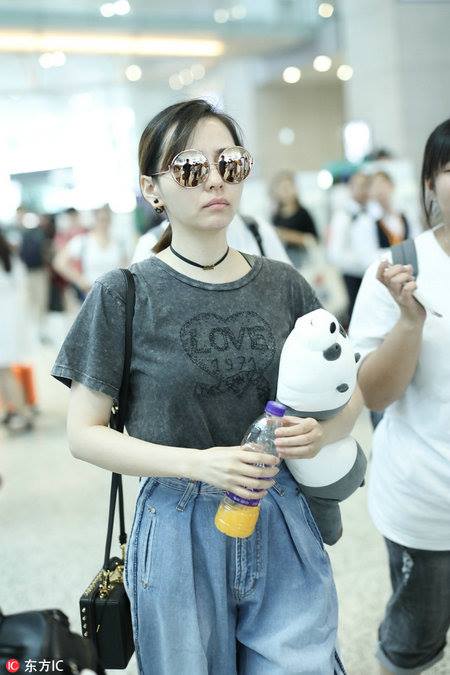 เซเลบถือตุ๊กตาเวลาไปสนามบิน