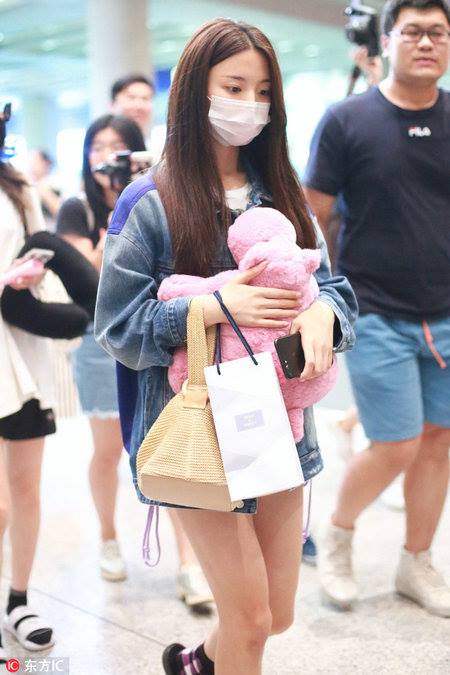 เซเลบถือตุ๊กตาเวลาไปสนามบิน