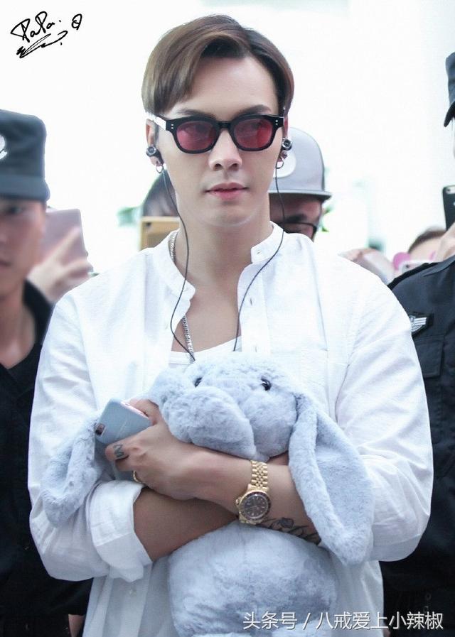 เซเลบถือตุ๊กตาเวลาไปสนามบิน