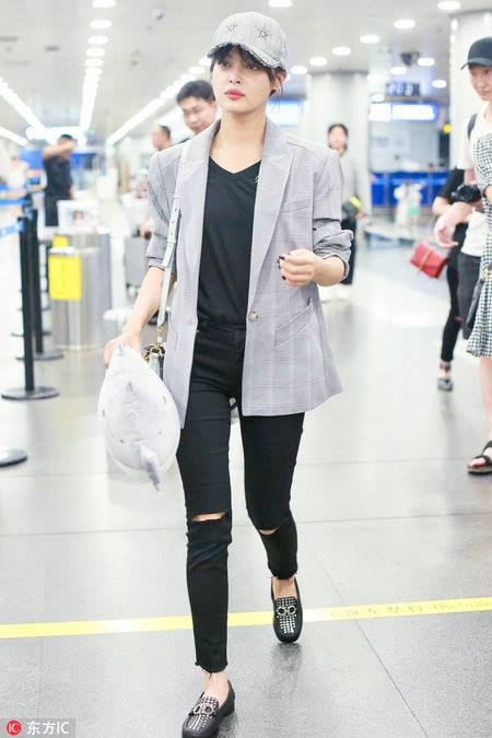 เซเลบถือตุ๊กตาเวลาไปสนามบิน