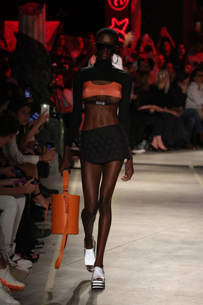 จัดไปเลย! "นม 3 เต้า" บนแฟชั่นโชว์ Milan Fashion Week 2018