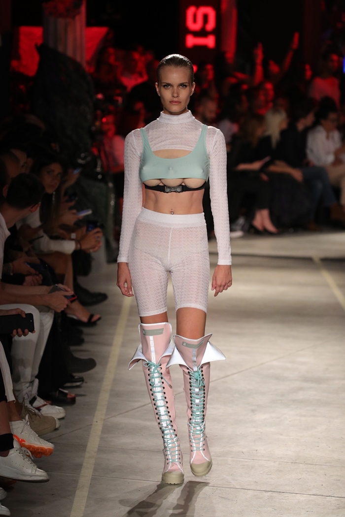 จัดไปเลย! "นม 3 เต้า" บนแฟชั่นโชว์ Milan Fashion Week 2018