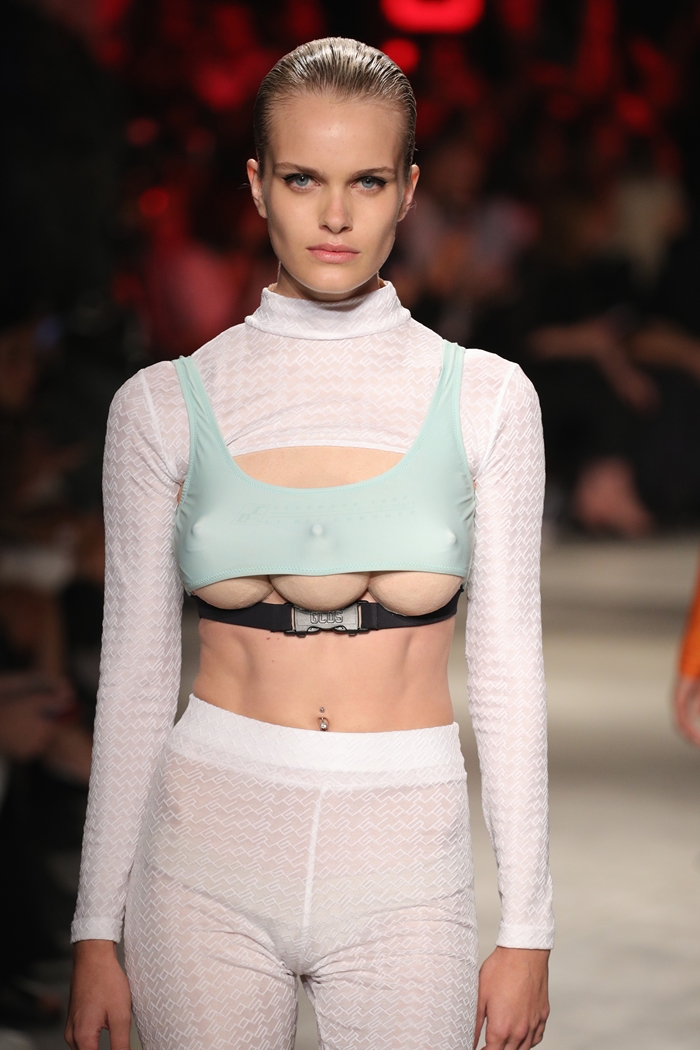 จัดไปเลย! "นม 3 เต้า" บนแฟชั่นโชว์ Milan Fashion Week 2018