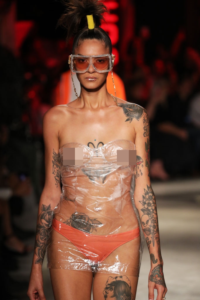 จัดไปเลย! "นม 3 เต้า" บนแฟชั่นโชว์ Milan Fashion Week 2018