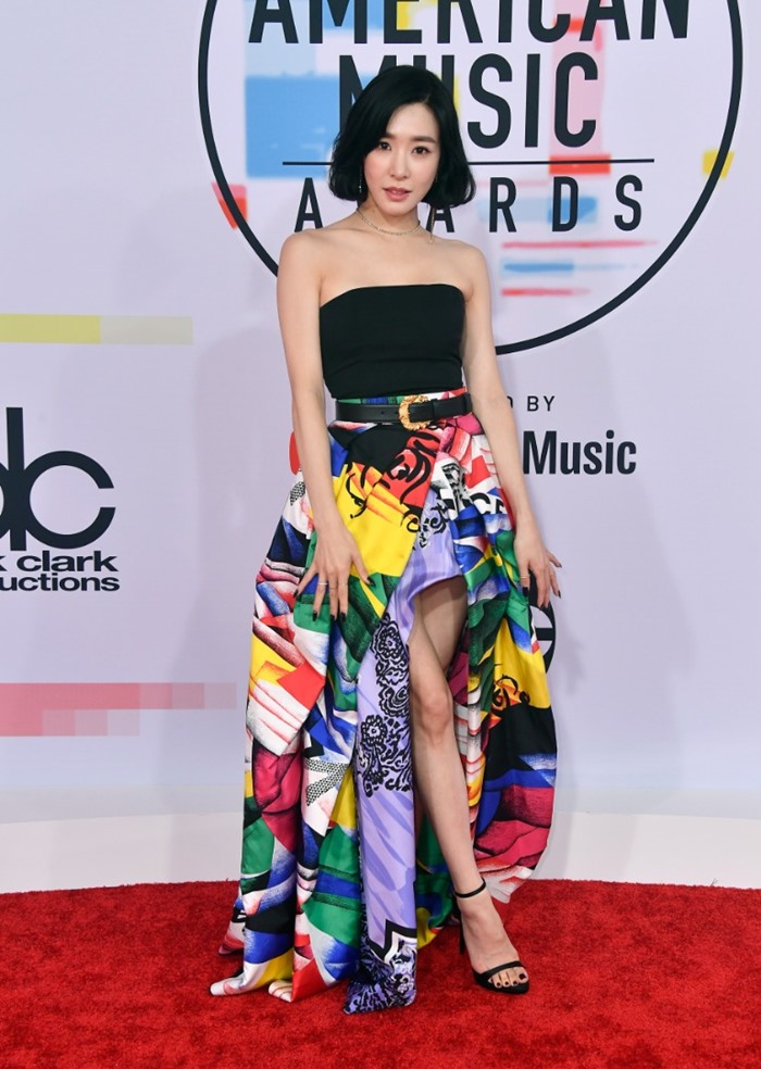 ลุคแฟชั่นพรมแดงเด็ดๆ ที่ตากล้องต้องรัวชัตเตอร์ในงาน AMAs 2018