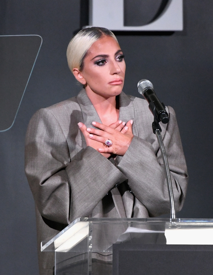 "เลดี้ กาก้า" กับชุดสูทโอเวอร์ไซส์ที่มีความหมายลึกซึ้งที่งาน Women In Hollywood