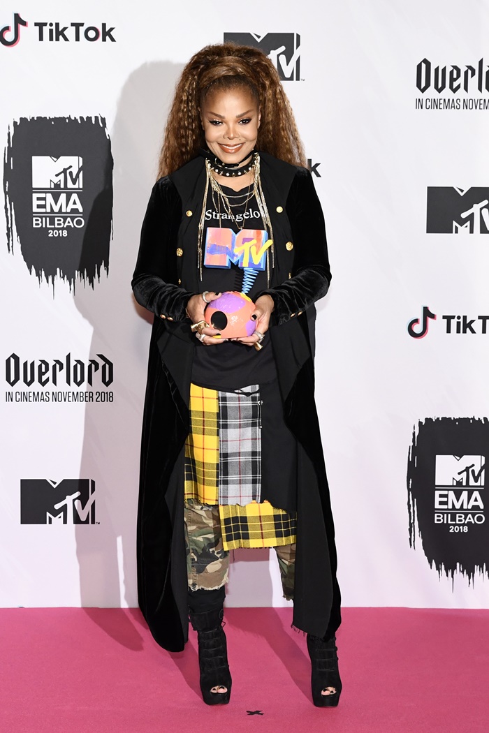 พรมแดงนี้ใครครอง? 10 แฟชั่นลุคของศิลปินสาวในงาน MTV EMAs 2018