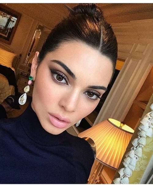 ส่องสไตล์การแต่งหน้านางแบบคิ้วเป๊ะ Kendall Jenner สุดแซ่บ!