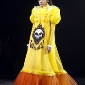 ไปสุดทาง! เดรสกูตูร์สุดฟรุ้งฟริ้งกับข้อความร้ายๆ บนรันเวย์ Viktor & Rolf ที่ปารีส